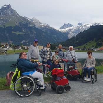 Einige Ausflugteilnehmende am Eugenisee