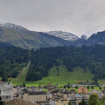 Blick auf den Titlis und die Skispring-Schanze