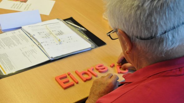 Eine Person, welche Gedächtnisaufgaben löst