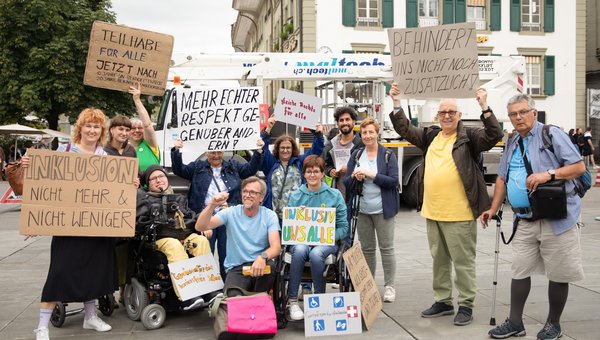 Procap Zentralschweiz bei der Einreichung der Inklusions-Initiative in Bern